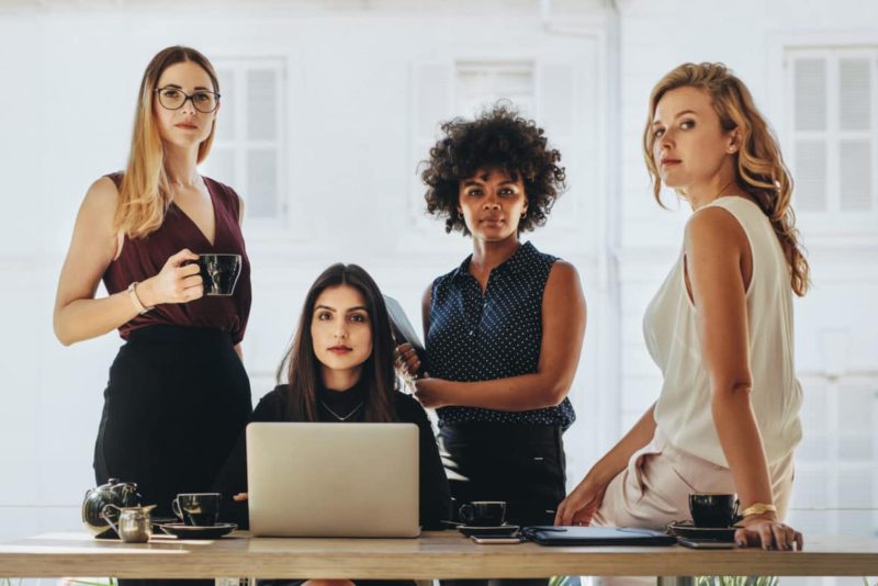 es femmes françaises font face à de multiples préjugés qui les empêchent de se lancer.