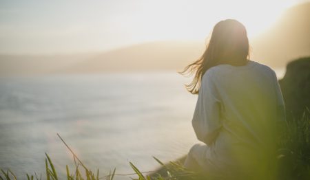 Jeune femme admirant la vue et méditant en pleine nature