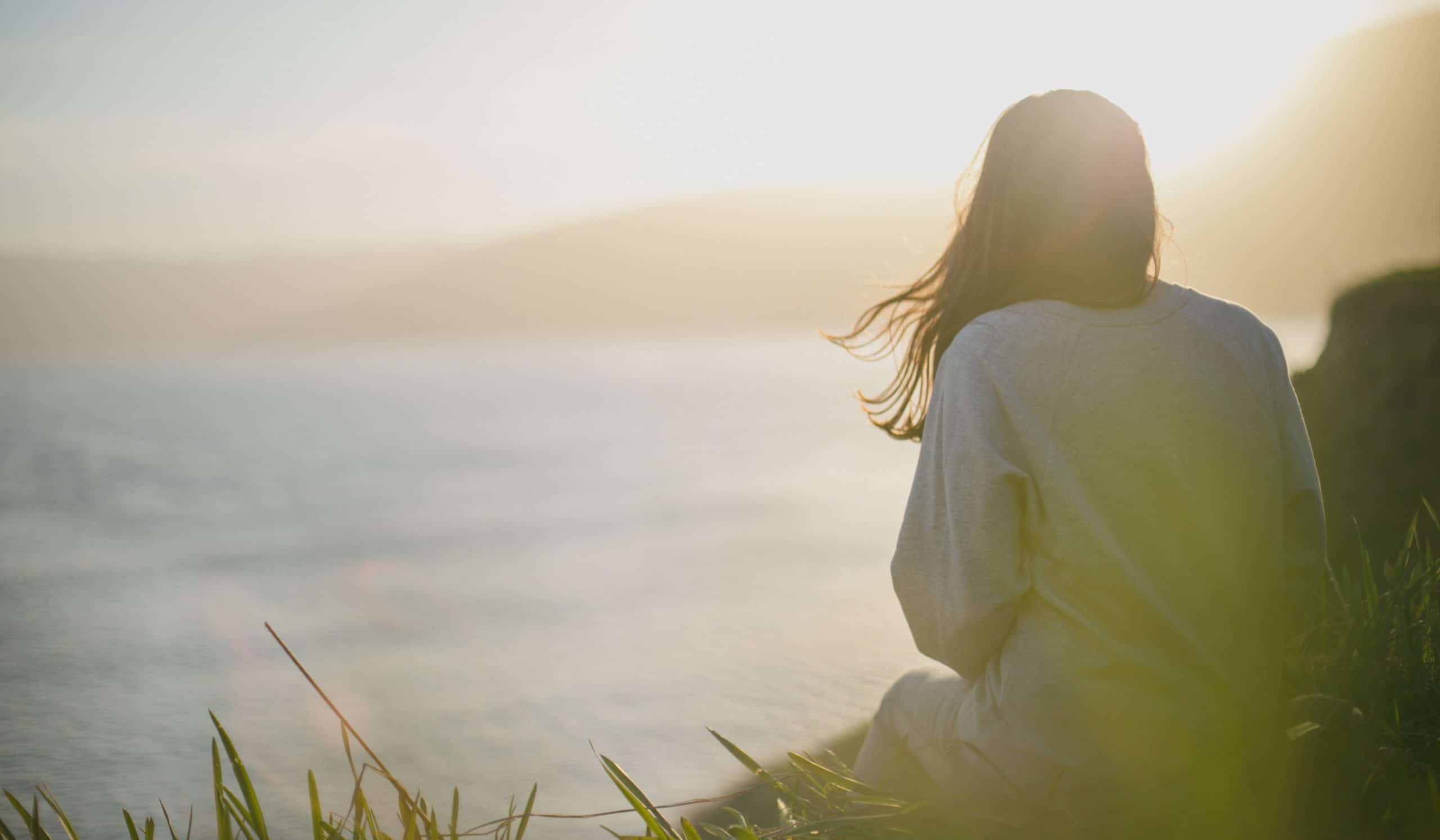 Jeune femme admirant la vue et méditant en pleine nature