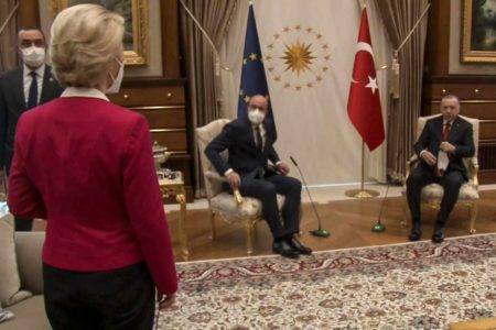 Capture d’écran d’une vidéo montrant Recep Tayyip Erdogan (à droite), et Ursula von der Leyen (debout), à Ankara, le 6 avril. - / AFP