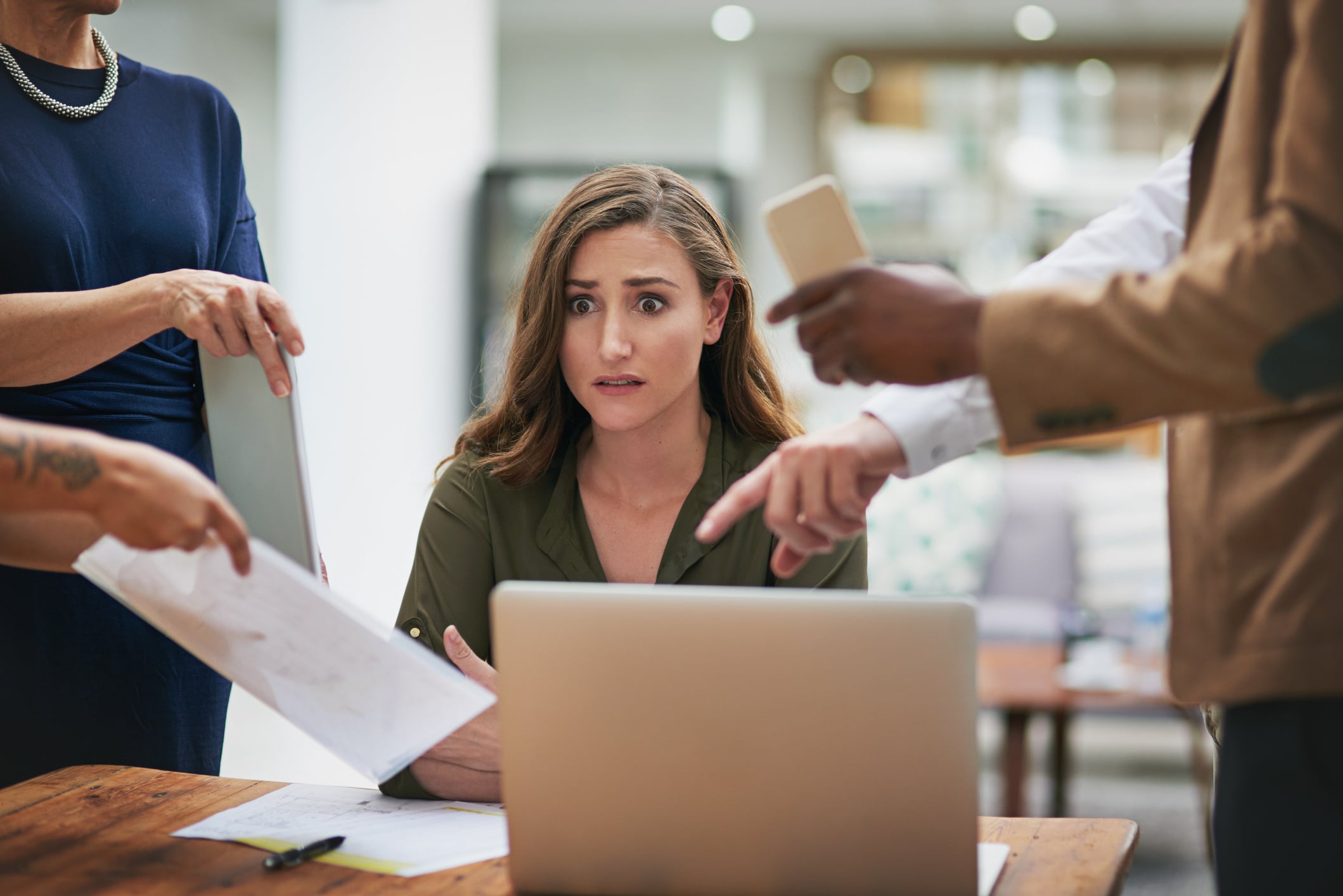 Le bureau de l'entrepreneur où le chaos inspire la productivité